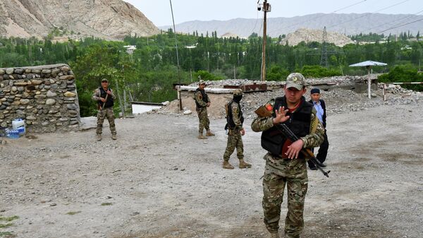 Quân nhân của lực lượng vũ trang Kyrgyzstan ở biên giới với Tajikistan - Sputnik Việt Nam