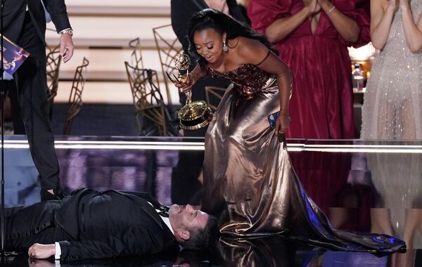 Quinta Brunson kiểm tra Jimmy Kimmel nằm trên sân khấu tại Lễ trao giải «Emmy» lần thứ 74 ở Los Angeles. - Sputnik Việt Nam