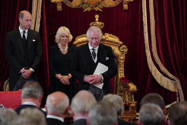 Vua Charles III cùng Vương hậu Camilla và Thái tử William trong lễ đăng quang ở Điện St James, London. - Sputnik Việt Nam