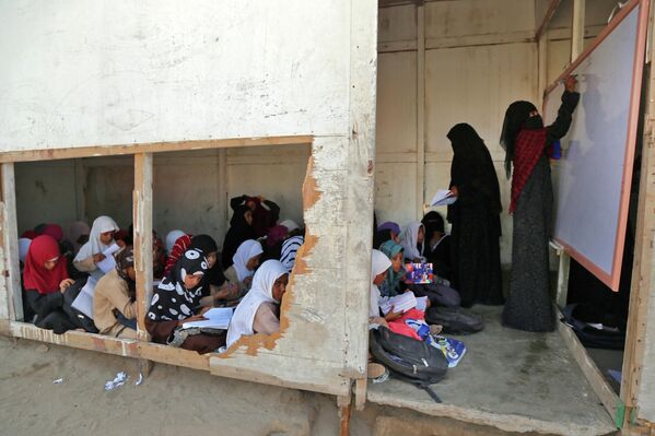 Buổi học tại trường phổ thông tạm thời ở tỉnh Hodeidah, Yemen. - Sputnik Việt Nam