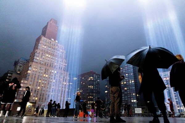 Tribute in Light trên phố Lower Manhattan trong dịp kỷ niệm 21 năm vụ tấn công khủng bố 11/9 ở New York. - Sputnik Việt Nam