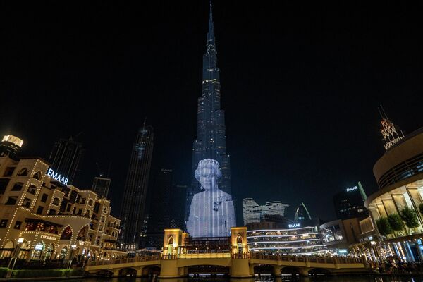 Chân dung Nữ hoàng Anh Elizabeth II được chiếu lên tòa nhà cao nhất thế giới Burj Khalifa ở Dubai. - Sputnik Việt Nam