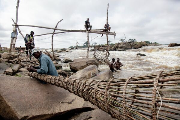 Ngư dân ở thác Wagenya, CHDC Congo. - Sputnik Việt Nam