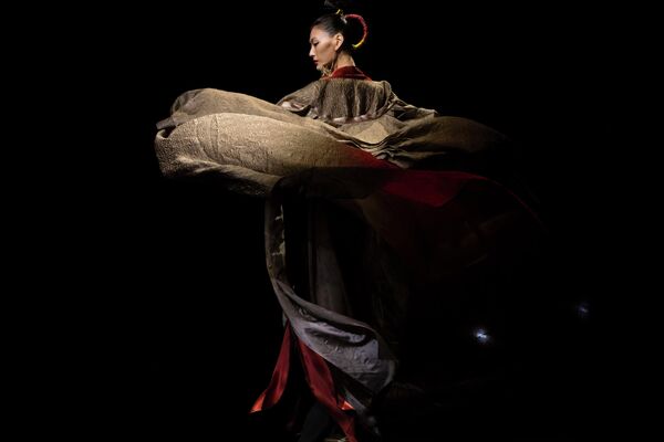 Người mẫu trình bày tác phẩm của nhà thiết kế Trung Quốc Mã Qua Á (Ma Guai) từ bộ sưu tập Subai trong Tuần lễ thời trang Bắc Kinh. - Sputnik Việt Nam