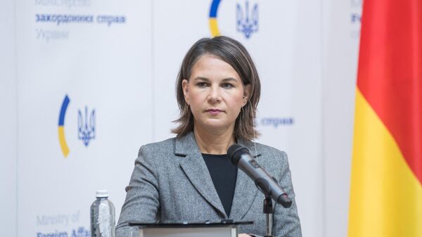 Ngoại trưởng Đức Annalena Baerbock trong cuộc họp báo chung với Ngoại trưởng Ukraina Dmytro Kuleba ở Kiev - Sputnik Việt Nam