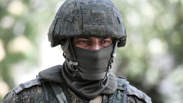 Một quân nhân của Lực lượng vũ trang Nga trên lãnh thổ của Zaporozhye NPP ở Energodar. - Sputnik Việt Nam