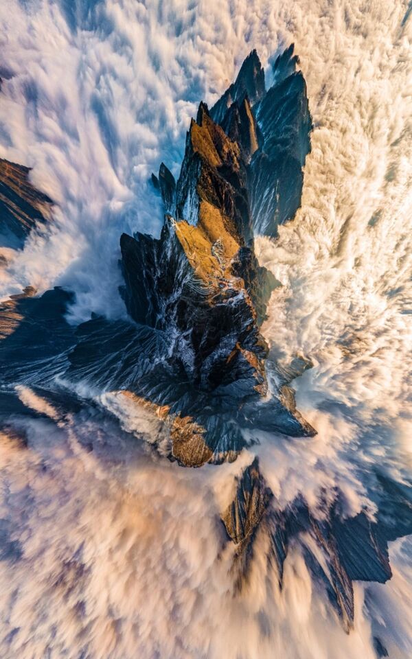 Bức ảnh Flying Golden Eagle của nhiếp ảnh gia Trung Quốc Trương Tường Thăng, được đánh giá cao ở hạng mục «Nature» trong cuộc thi Drone Photo Awards 2022. - Sputnik Việt Nam