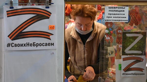 Một cô bán hàng trong cửa hàng lưu niệm ở Lugansk. - Sputnik Việt Nam