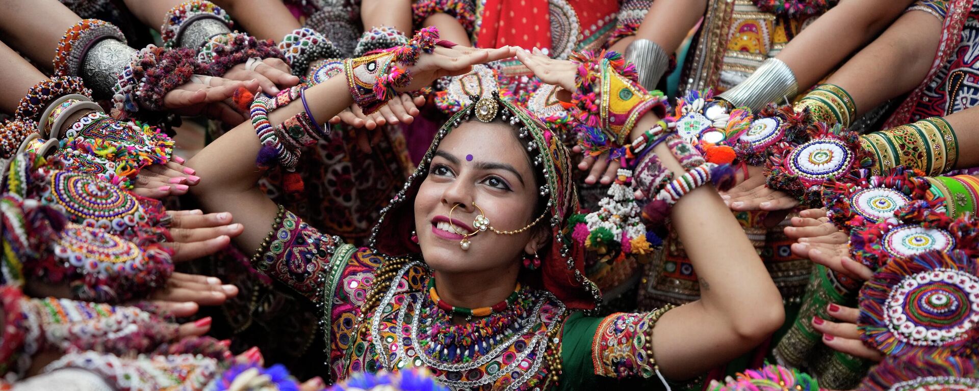 Người phụ nữ trong trang phục truyền thống biểu diễn vũ điệu Gujarat ở Ahmedabad, Ấn Độ - Sputnik Việt Nam, 1920, 19.04.2023