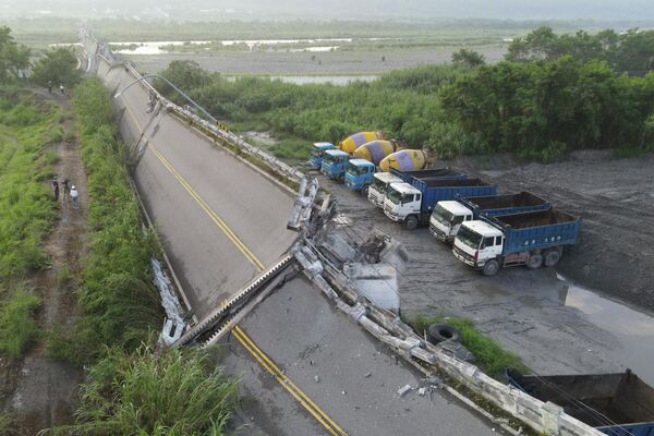 Ảnh chụp từ trên không cho thấy cây cầu Kaoliao bị sập ở huyện Hoa Liên phía đông Đài Loan. - Sputnik Việt Nam