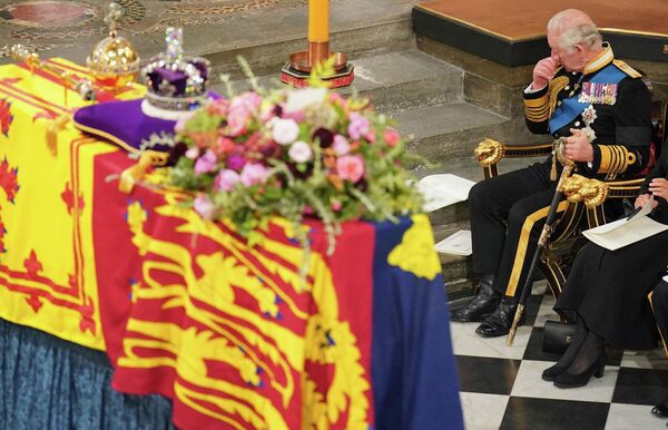 Vua Charles III của Vương quốc Anh trước linh cữu Nữ hoàng Elizabeth II trong lễ tang cấp Nhà nước ở London. - Sputnik Việt Nam