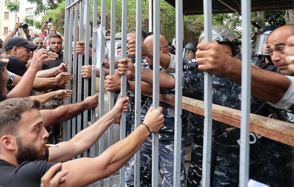 Những người biểu tình cố gắng phá cổng dẫn vào Cung điện Công lý ở Beirut. - Sputnik Việt Nam