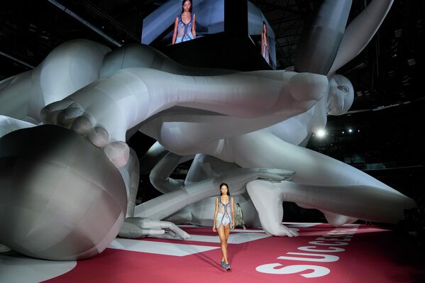Người mẫu trong bộ sưu tập thời trang nữ Diesel ở Milan, Ý. - Sputnik Việt Nam