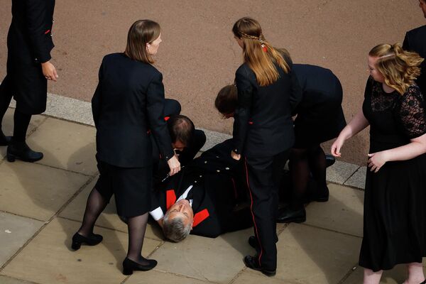 Nhân viên Cung điện Buckingham ngất xỉu sau khi bày tỏ lòng kính trọng với Nữ hoàng Elizabeth II tại Lễ tang cấp Nhà nước. - Sputnik Việt Nam