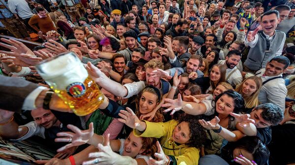 Thanh niên tới hưởng bia miễn phí tại một lều bia trong ngày khai mạc Lễ hội Bia Oktoberfest lần thứ 187 ở Munich, Đức - Sputnik Việt Nam