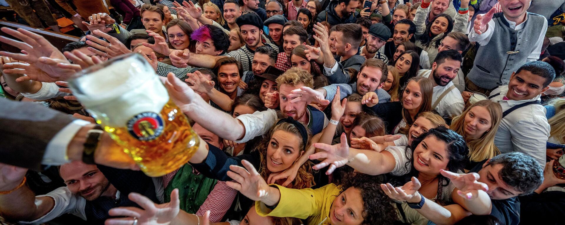 Thanh niên tới hưởng bia miễn phí tại một lều bia trong ngày khai mạc Lễ hội Bia Oktoberfest lần thứ 187 ở Munich, Đức - Sputnik Việt Nam, 1920, 19.11.2022