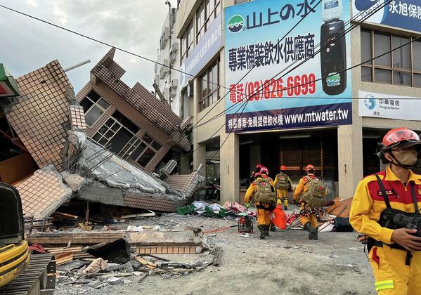 Lính cứu hỏa tìm kiếm nạn nhân trong tòa nhà chung cư bị sập sau trận động đất ở thị trấn Ngọc Lý, Hoa Liên, miền đông Đài Loan. - Sputnik Việt Nam