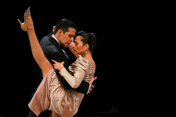Các vũ công Argentina Gonzalo Bogado và Jimena Tonanes thi đấu trong chung kết Giải vô địch Tango Thế giới ở Buenos Aires, Argentina. - Sputnik Việt Nam