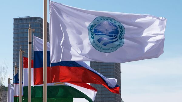 Cờ của Tổ chức Hợp tác Thượng Hải và cờ của các quốc gia thành viên SCO ở Astana, nơi tổ chức cuộc họp của Hội đồng Bộ trưởng Ngoại giao SCO - Sputnik Việt Nam