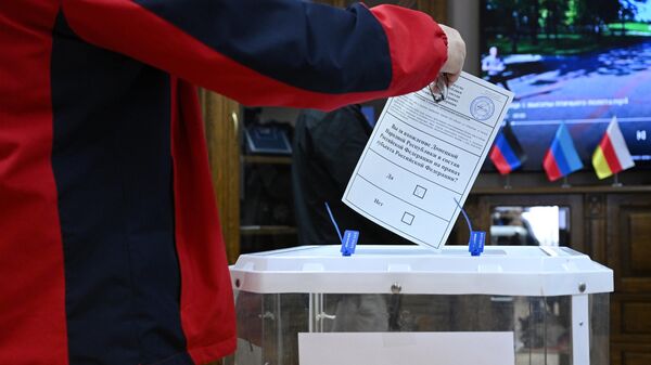 Một người đàn ông bỏ phiếu trong cuộc trưng cầu dân ý về việc gia nhập Cộng hòa Nhân dân Donetsk và Cộng hòa Nhân dân Lugansk vào Nga tại một điểm bỏ phiếu ở Đại sứ quán DNR ở Moskva - Sputnik Việt Nam