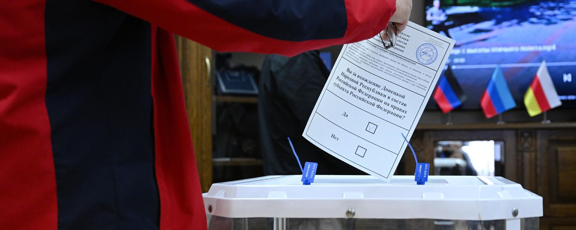 Một người đàn ông bỏ phiếu trong cuộc trưng cầu dân ý về việc gia nhập Cộng hòa Nhân dân Donetsk và Cộng hòa Nhân dân Lugansk vào Nga tại một điểm bỏ phiếu ở Đại sứ quán DNR ở Moskva - Sputnik Việt Nam, 1920, 23.09.2022