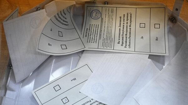 Thùng phiếu với các lá phiếu tại cuộc trưng cầu dân ý về việc gia nhập Cộng hòa Nhân dân Donetsk và Cộng hòa Nhân dân Lugansk vào Nga tại một điểm bỏ phiếu ở Đại sứ quán DNR ở Moskva - Sputnik Việt Nam