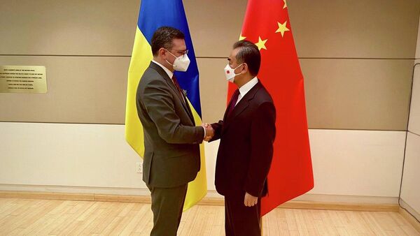 Ngoại trưởng Ukraine Dmytro Kuleba và Ngoại trưởng Trung Quốc Vương Nghị bên lề Đại hội đồng LHQ ở New York - Sputnik Việt Nam