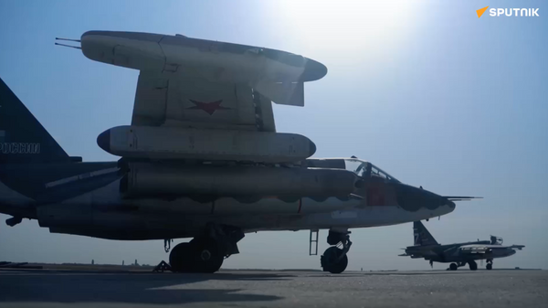 Xuất hiện đoạn video ghi lại cảnh Su-25 của Nga tiêu diệt các vị trí ngụy trang của Lực lượng vũ trang Ukraina - Sputnik Việt Nam