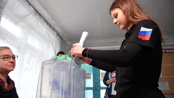 Một cô gái bỏ phiếu trong cuộc trưng cầu dân ý về việc gia nhập vùng Zaporozhye vào Nga tại một điểm bỏ phiếu ở Melitopol - Sputnik Việt Nam