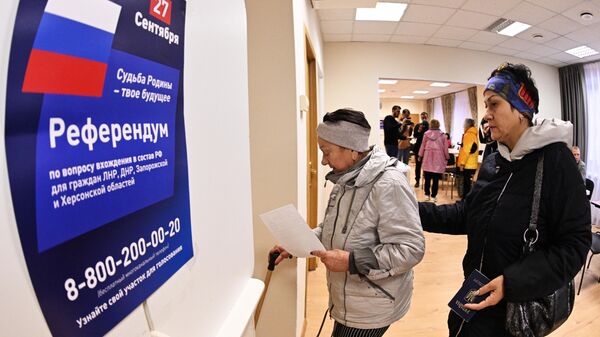Phụ nữ tại điểm bỏ phiếu tại Đại sứ quán DNR ở Moskva - Sputnik Việt Nam