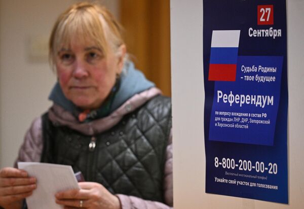 Người phụ nữ bỏ phiếu trong một cuộc trưng cầu dân ý tại một điểm bỏ phiếu ở đại sứ quán DNR tại Moskva. - Sputnik Việt Nam