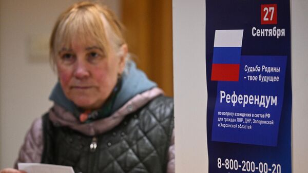 Một phụ nữ bỏ phiếu trong một cuộc trưng cầu dân ý tại một điểm bỏ phiếu ở đại sứ quán DNR ở Moscow - Sputnik Việt Nam