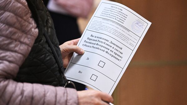 Một phụ nữ bỏ phiếu trong một cuộc trưng cầu dân ý tại điểm bỏ phiếu ở đại sứ quán DNR ở Moskva - Sputnik Việt Nam