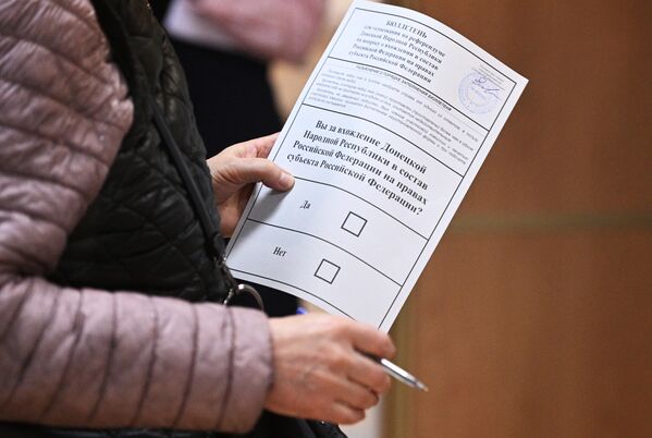 Một phụ nữ bỏ phiếu trong một cuộc trưng cầu dân ý tại điểm bỏ phiếu ở đại sứ quán DNR ở Moskva. - Sputnik Việt Nam