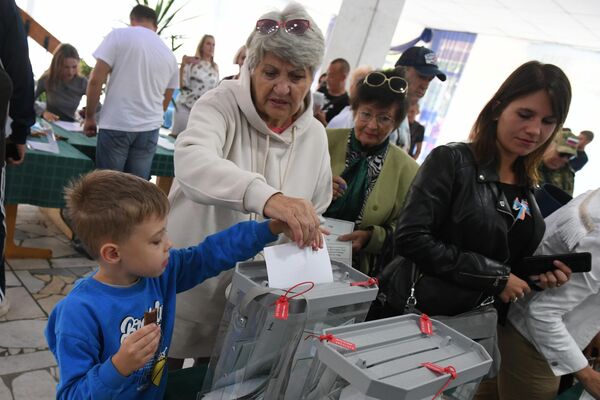 Công dân Ukraina ở các thành phố Nga bỏ phiếu trong cuộc trưng cầu dân ý về việc sáp nhập vào Nga. - Sputnik Việt Nam
