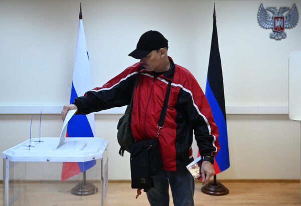 Người đàn ông bỏ phiếu trong cuộc trưng cầu dân ý tại một điểm bỏ phiếu ở đại sứ quán DNR ở Moskva. - Sputnik Việt Nam