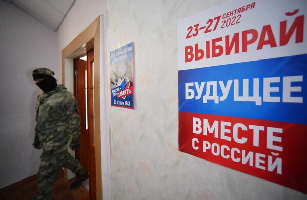 Thành viên nhóm tình nguyện tại một điểm bỏ phiếu trưng cầu dân ý về việc gia nhập vùng Zaporozhye vào Nga ở Melitopol. - Sputnik Việt Nam