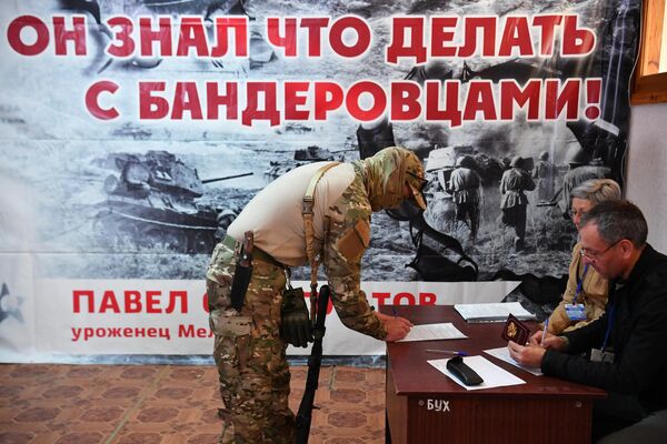 Thành viên nhóm tình nguyện tại điểm bỏ phiếu trưng cầu dân ý về việc gia nhập vùng Zaporozhye vào Nga ở Melitopol. - Sputnik Việt Nam