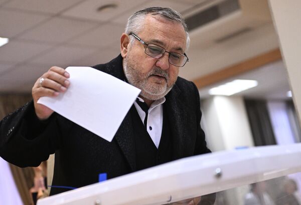 Người đàn ông bỏ phiếu trong một cuộc trưng cầu dân ý tại một điểm bỏ phiếu ở đại sứ quán DNR tại Moskva. - Sputnik Việt Nam