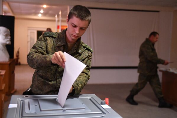 Quân nhân Lực lượng Dân quân Nhân dân của LNR bỏ phiếu ở Lugansk trong cuộc trưng cầu dân ý về việc gia nhập LNR vào Nga. - Sputnik Việt Nam