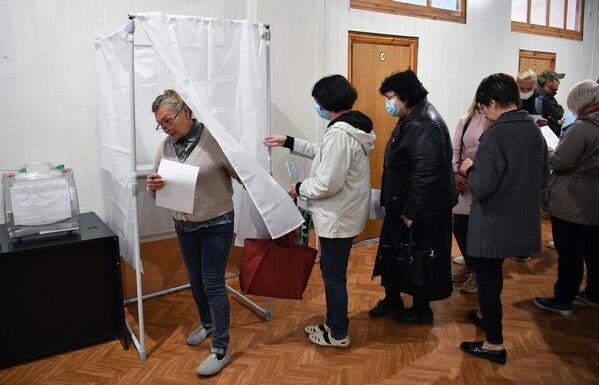 Người dân bỏ phiếu trong cuộc trưng cầu dân ý về việc gia nhập vùng Zaporozhye vào Nga tại điểm bỏ phiếu ở xí nghiệp Melitopol. - Sputnik Việt Nam