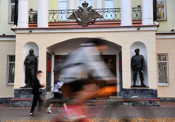 Những người gần tòa nhà của ủy ban quân sự tỉnh Sverdlovsk. - Sputnik Việt Nam