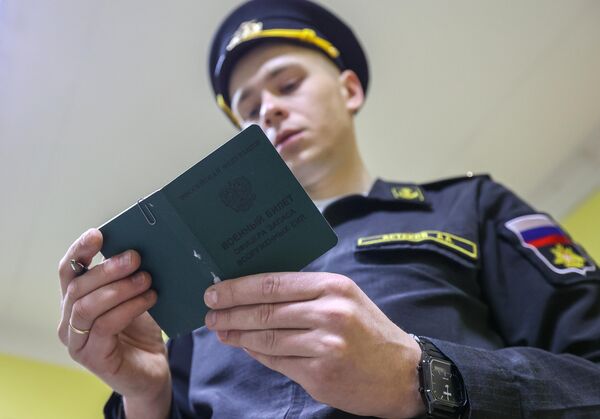 Nhân viên ủy ban quân sự ở Murmansk kiểm tra thẻ quân nhân của sĩ quan dự bị lực lượng vũ trang. - Sputnik Việt Nam