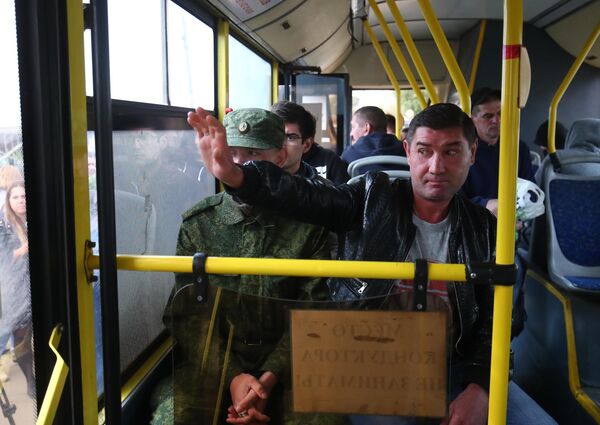 Những người được gọi đi nghĩa vụ quân sự trong đợt điều động một phần trên chiếc xe buýt gần ủy ban quân sự các quận Sovetsky, Voroshilovsky và Kirovsky ở Volgograd. - Sputnik Việt Nam