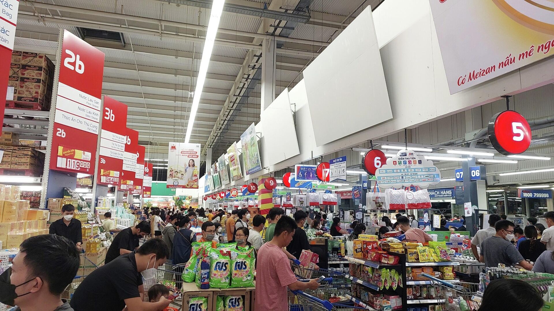Đông đảo người dân vào siêu thị mua thực phẩm để sử dụng trong tương lai ở Đà Nẵng - Sputnik Việt Nam, 1920, 27.09.2022
