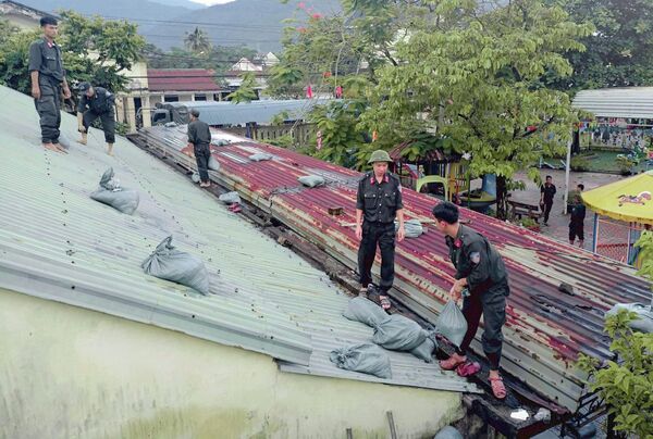 Lực lượng Cảnh sát cơ động chủ động giúp nhân dân phòng, chống siêu bão Noru. - Sputnik Việt Nam