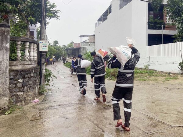 Lực lượng Cảnh sát cơ động chủ động giúp nhân dân phòng, chống siêu bão Noru. - Sputnik Việt Nam