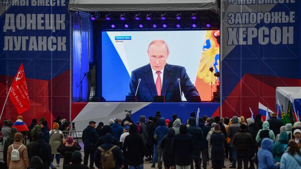 Truyền trực tiếp ở Yekaterinburg bài phát biểu của Tổng thống Nga Putin trong lễ ký thỏa thuận sáp nhập các khu vực DNR, LNR, Zaporozhye và Kherson vào Liên bang Nga. - Sputnik Việt Nam