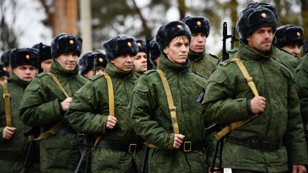 Công dân được huy động tại lễ bàn giao vũ khí tại trung tâm huấn luyện của Quân khu Trung tâm (TsVO) ở tỉnh Sverdlovsk - Sputnik Việt Nam