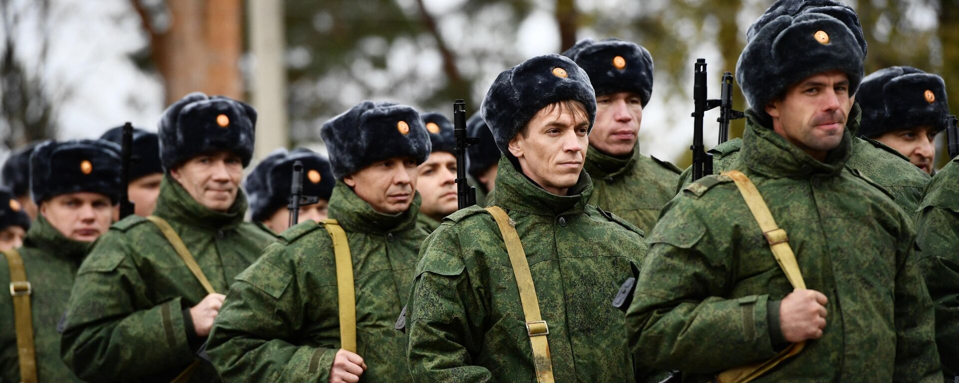 Công dân được huy động tại lễ bàn giao vũ khí tại trung tâm huấn luyện của Quân khu Trung tâm (TsVO) ở tỉnh Sverdlovsk - Sputnik Việt Nam, 1920, 01.11.2022